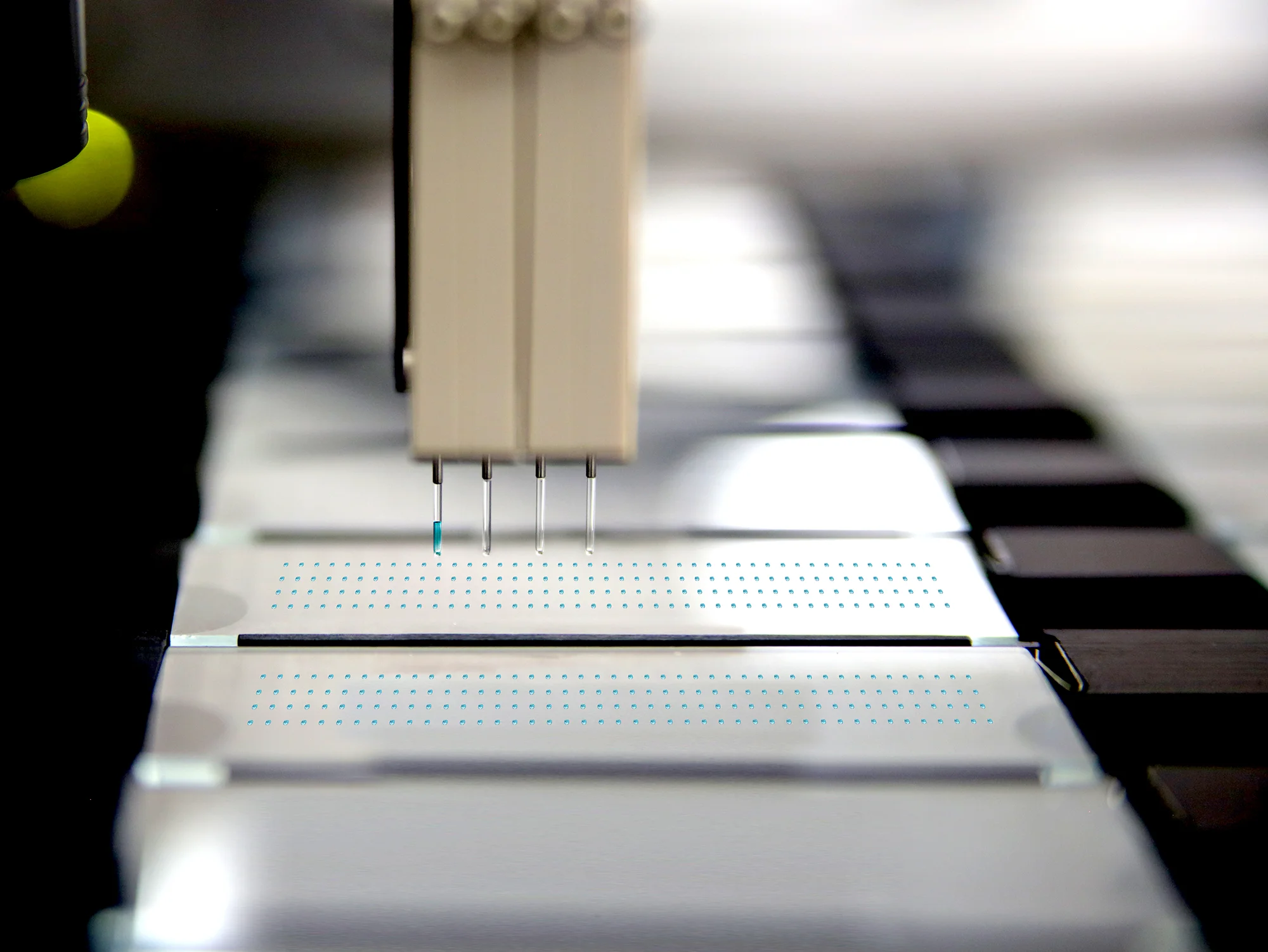 非接触での微小液滴分注（Discrete Droplet Dispensing）の瞬間