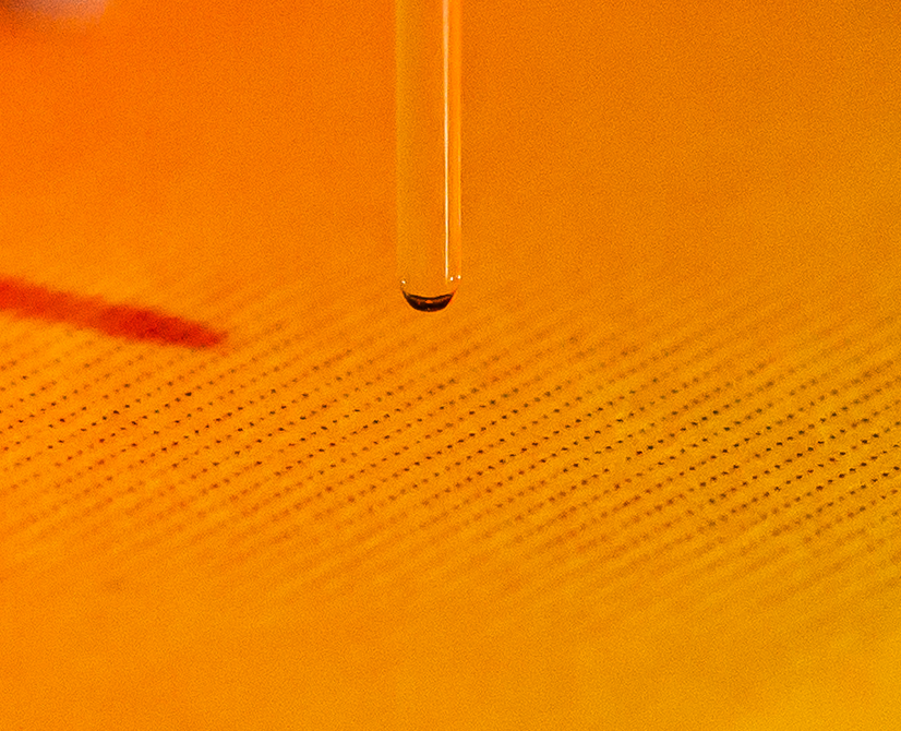 マイクロアレイへの高密度分注の様子